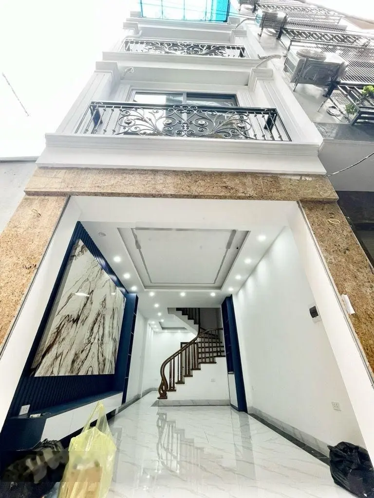 Nhà mới kinhkoong đón tết phố hoa lư 42m, 5 tầng, giá 8,15 tỷ, ngõ to, gần phố, thoáng trước sau.