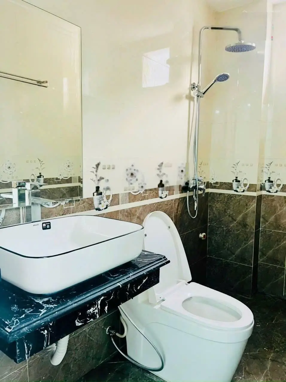Siêu phẩm 1 lô nhà 5 tầng mới tinh, sổ sẵn, GPXD đầy đủ, ngõ ô tô đỗ. Giá tốt. LH 0913 968 394