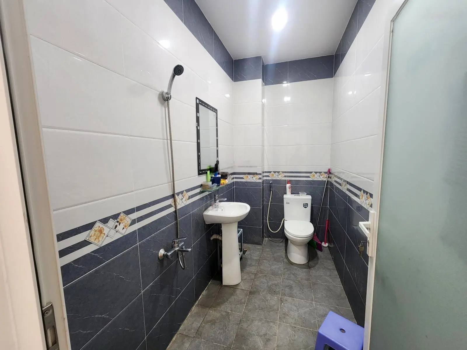 Bán nhà, 3 tầng 2 phòng ngủ rộng, 80m2 ngang 5m, ngay chợ đêm Hòa Lân, 3.89 tỷ TL
