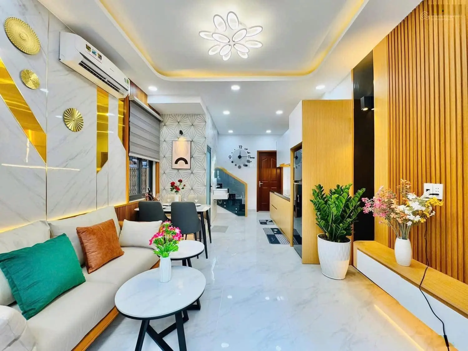 Cần bán gấp căn nhà Ung Văn Khiêm, P25 Bình Thạnh giá 2tỷ880/56,5m2(Ngang 5m). Sổ đẹp, chính chủ
