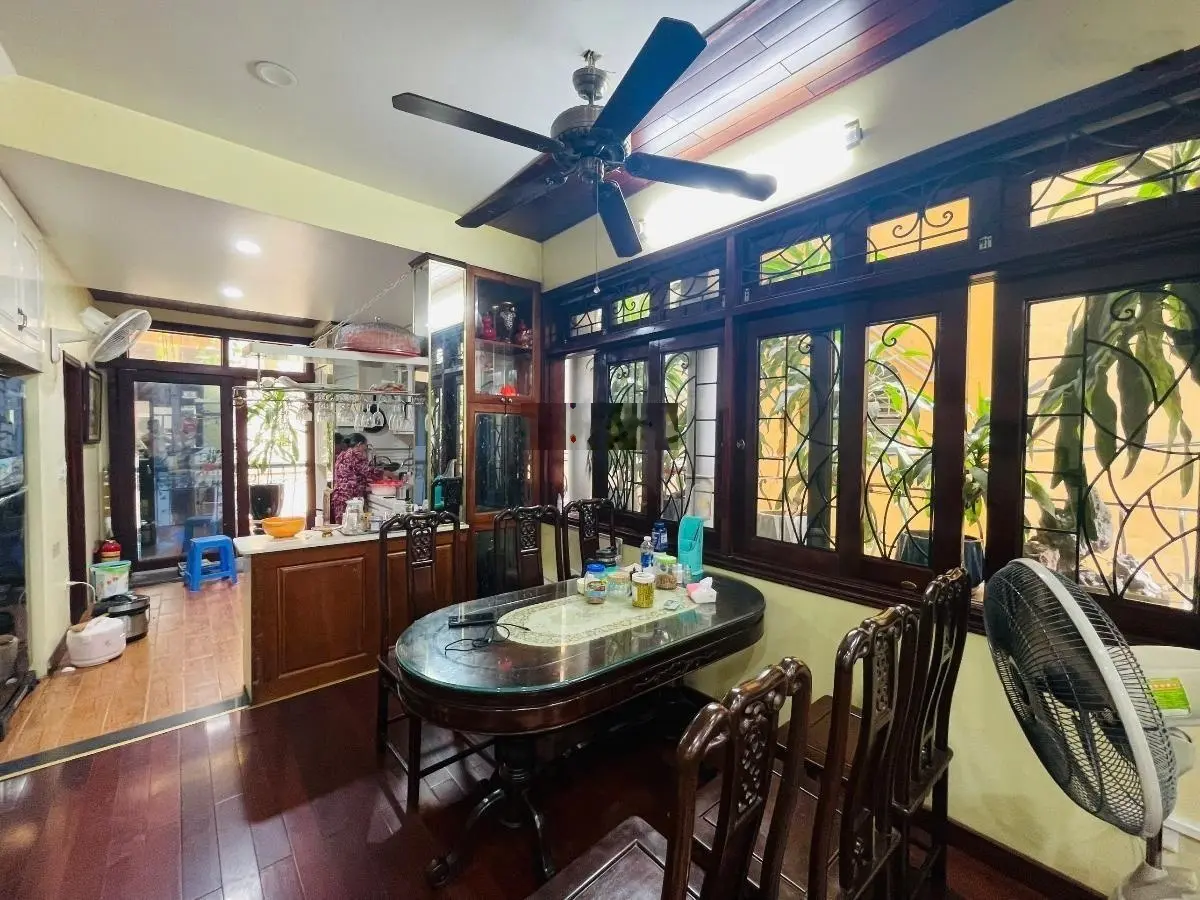 Bán Gấp nhà siêu hiếm Trần Quốc Hoàn 55m2 x 5 tầng lô góc 2 mặt tiền cực víp