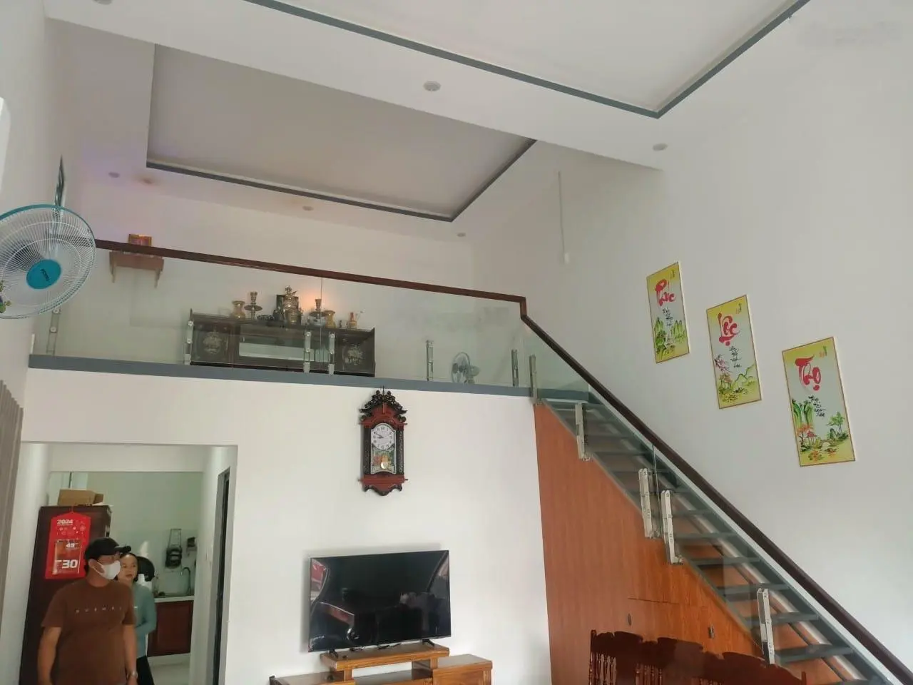 Cần bán nhà diện tích 100m2, có sân đậu oto, đường thông. TTTP Quảng Ngãi. Giá rẻ