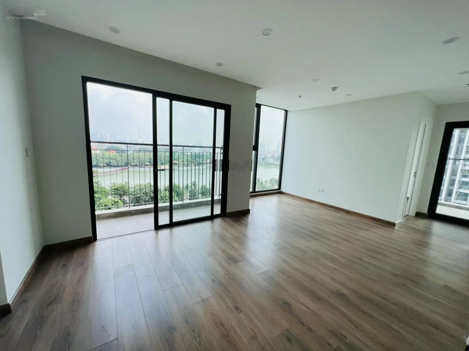 Bán lỗ căn góc 2PN + 65m2, giá chỉ 4,2 tỷ bao phí, toà G3 tầng thấp, trục 10, The Sola Park