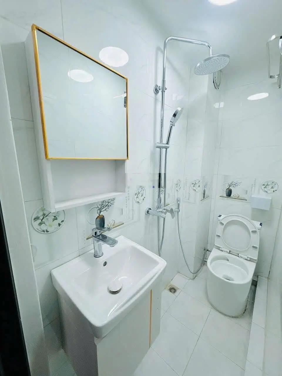 Đặng Tiến Đông. DT 27/30m2 x 4 tầng, MT 3m, giá 7,99 tỷ. Mặt ngõ, taxi đỗ cửa, 1 nhà ra phố.