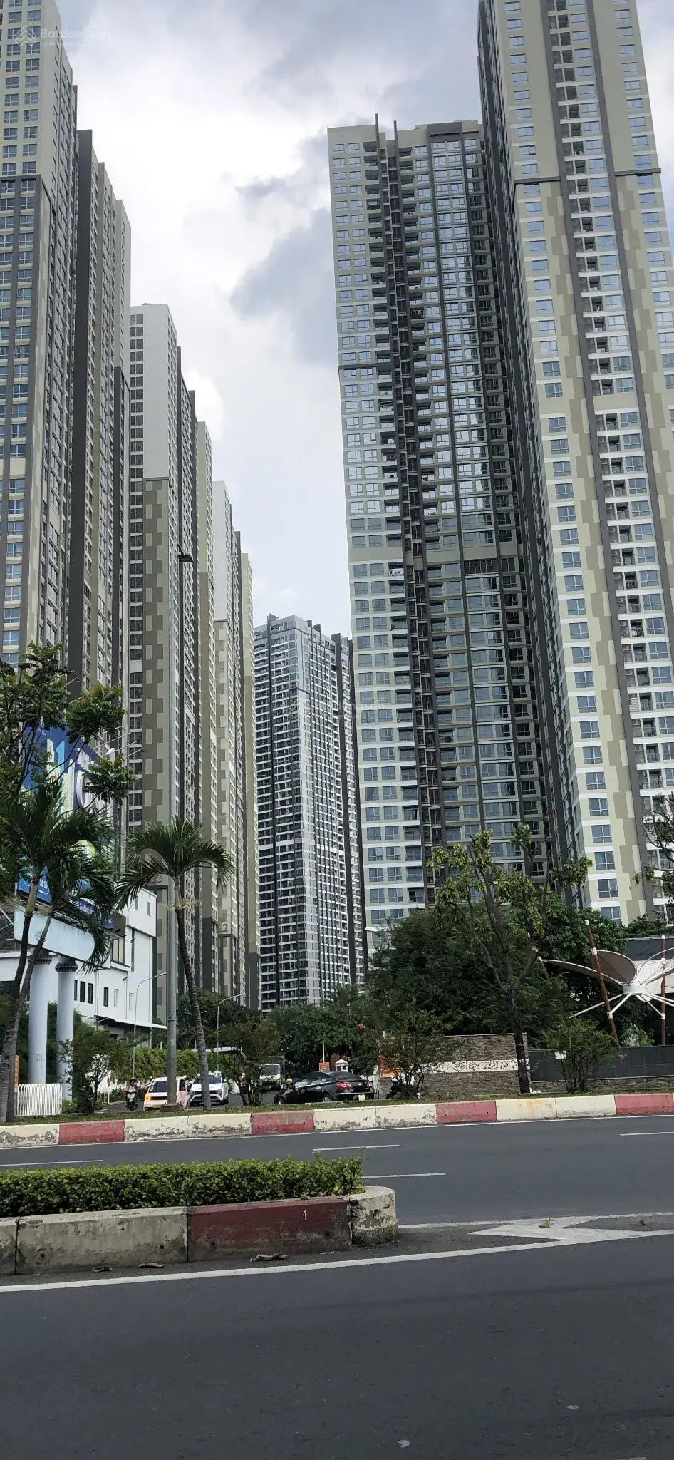Quả rẻ cho vị trí vàng! MT thụt Nguyễn Hữu Cảnh, tựa cửa ngắm xe ra vô Landmark81, 92m2 chỉ 9,9 tỷ