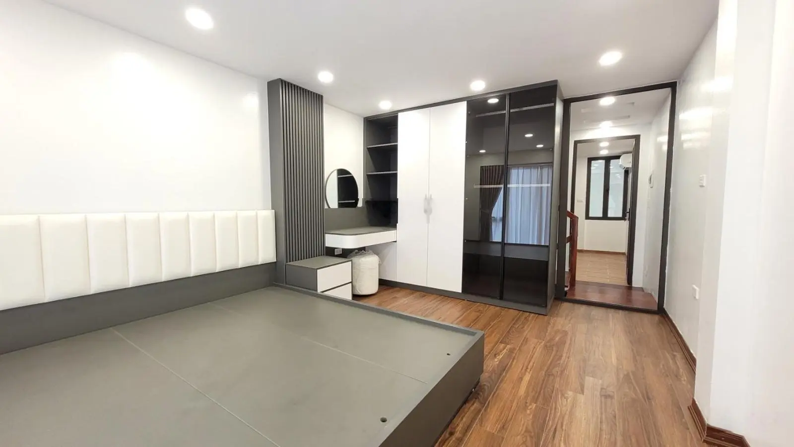 Nhỉnh 4 tỷ sở hữu nhà 5 tầng đẹp trung tâm Phúc Lợi 20m ra ô tô tránh hàng hiếm giá tốt
