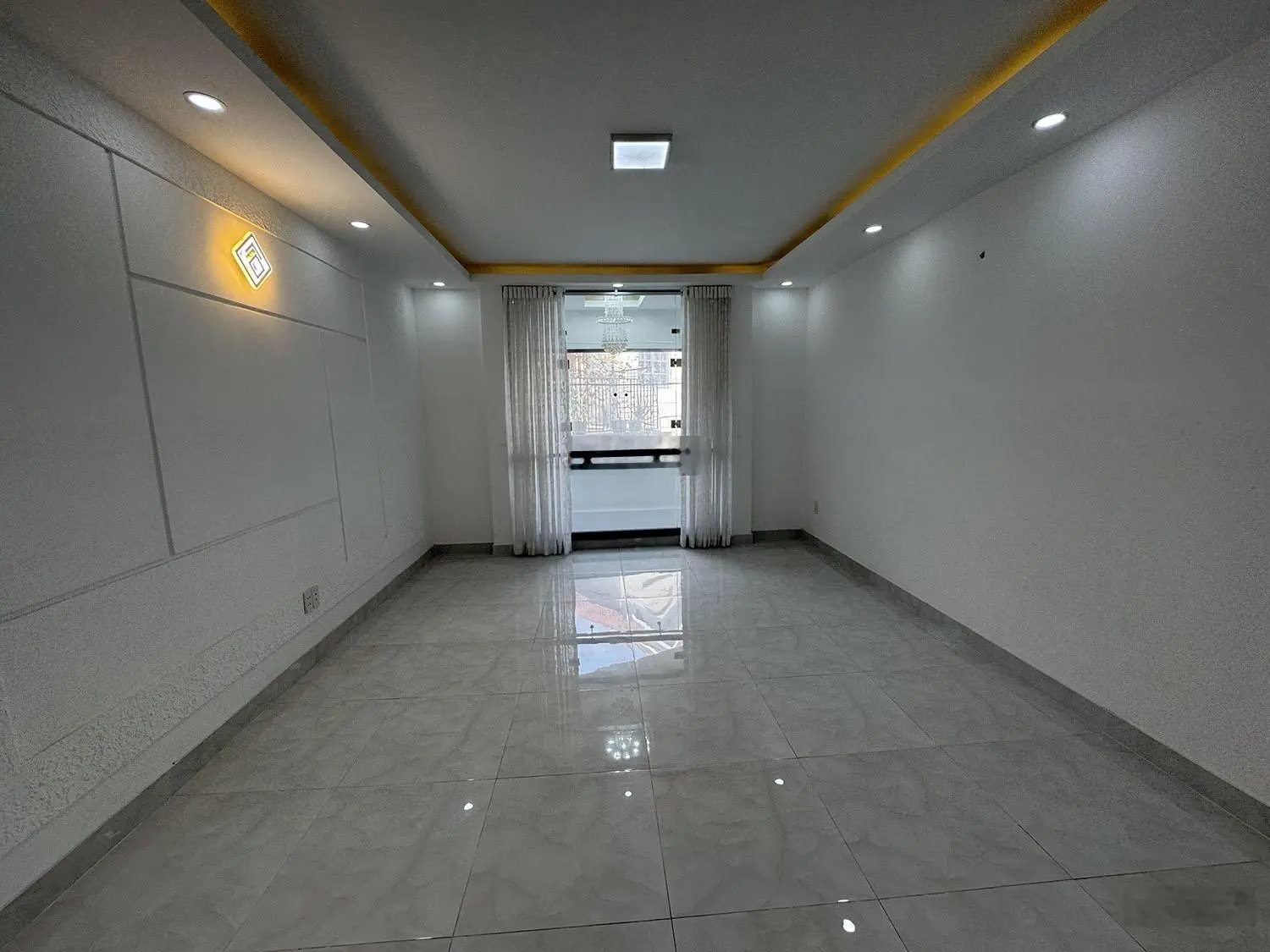 Nhà phố Trệt,3 lầu, sân thượng, mới 100%, 4 phòng ngủ, hẻm xe hơi đổ cửa khu VIP Nguyễn Thượng Hiền