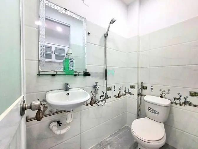 nhà đẹp 1 lầu hẻm xe hơi gần chợ với,kế quận 7
