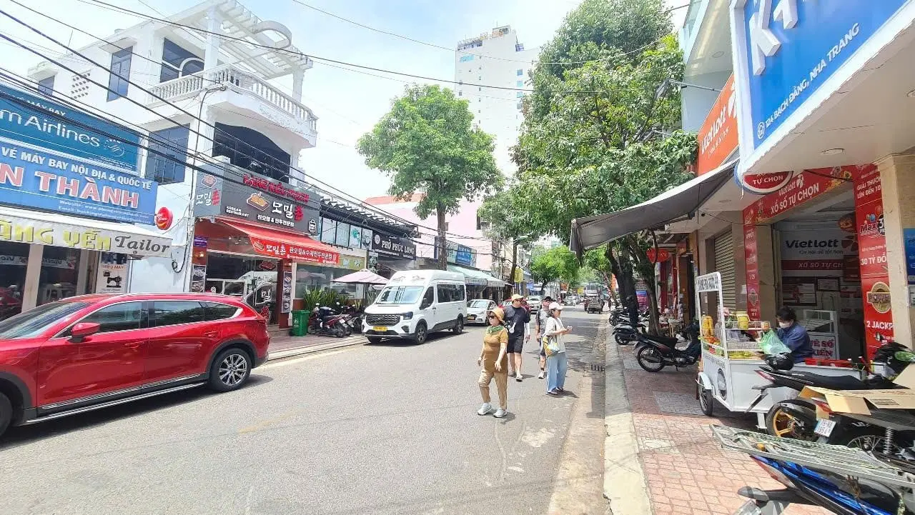 Bán Nhà Mặt Tiền đường Bạch Đằng - Giá 43 Tỷ - Ngang 8.3m. Nha Trang