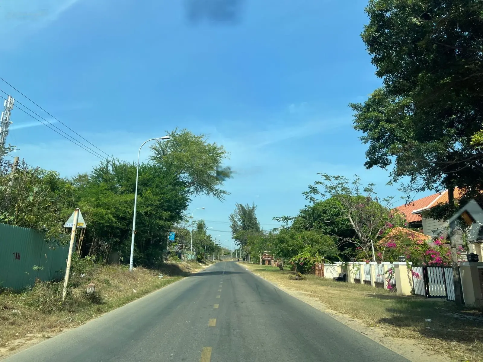 Cần bán lô đất biển 3 mặt tiền dt 1ha full tmdv giá tốt Lạc Long Quân Phan Thiết