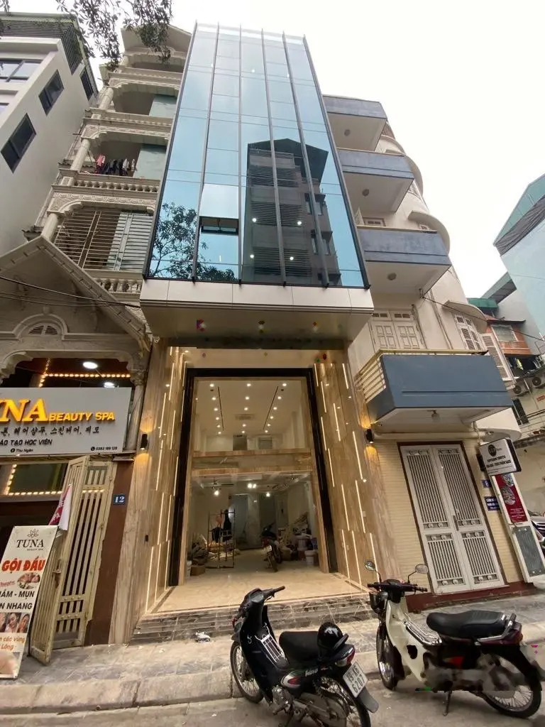 Toà nhà vp 8 tầng quận cầu giấy - vỉa hè ô tô tránh - view vườn hoa