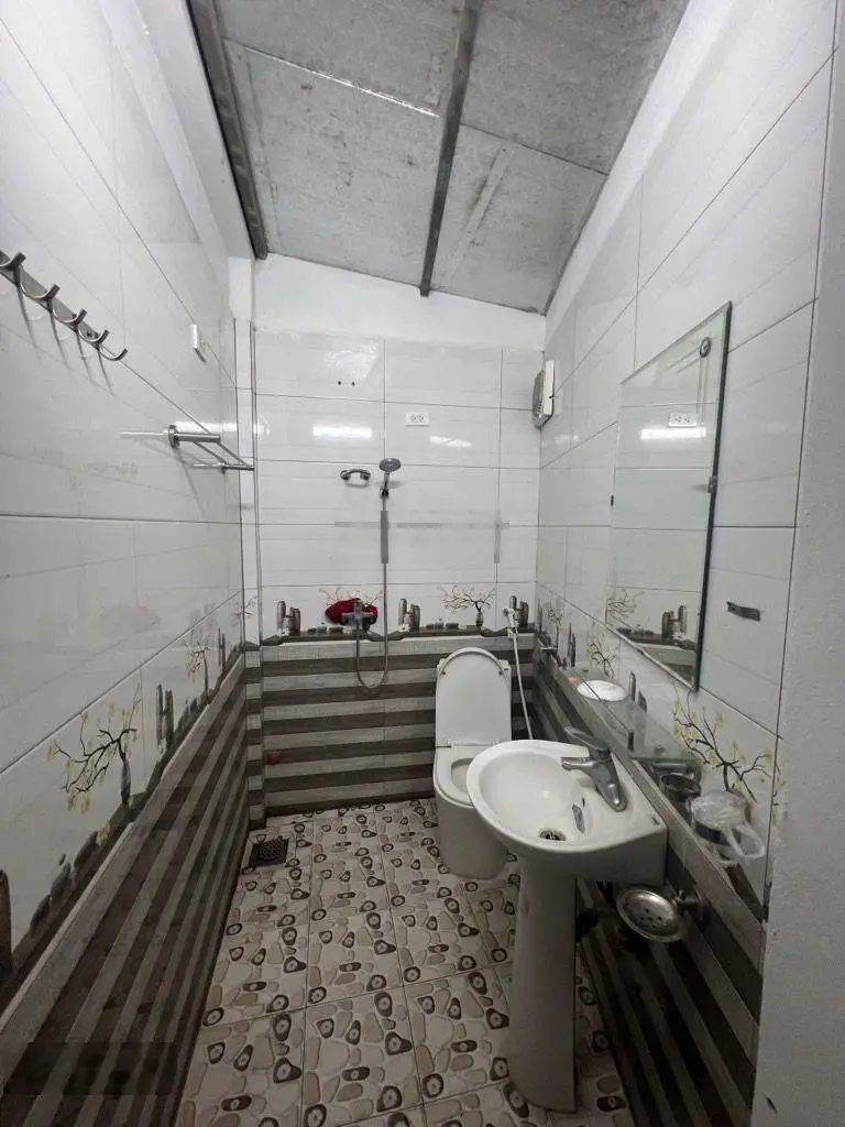 Bán nhà đa tốn - gia lâm - dân xây - ô tô 7 chỗ đỗ cửa nhà - diện tíc rộng 65m2 - 6,56 tỷ.