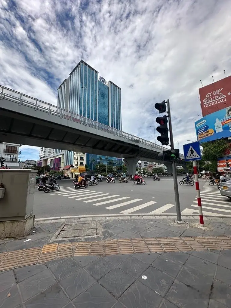 Lô góc Mặt Phố Đại La, HBT, vỉa hè đá bóng, KD đỉnh sầm uất, xây tòa VP cực đẹp, 99m,C4, giá hợp lý