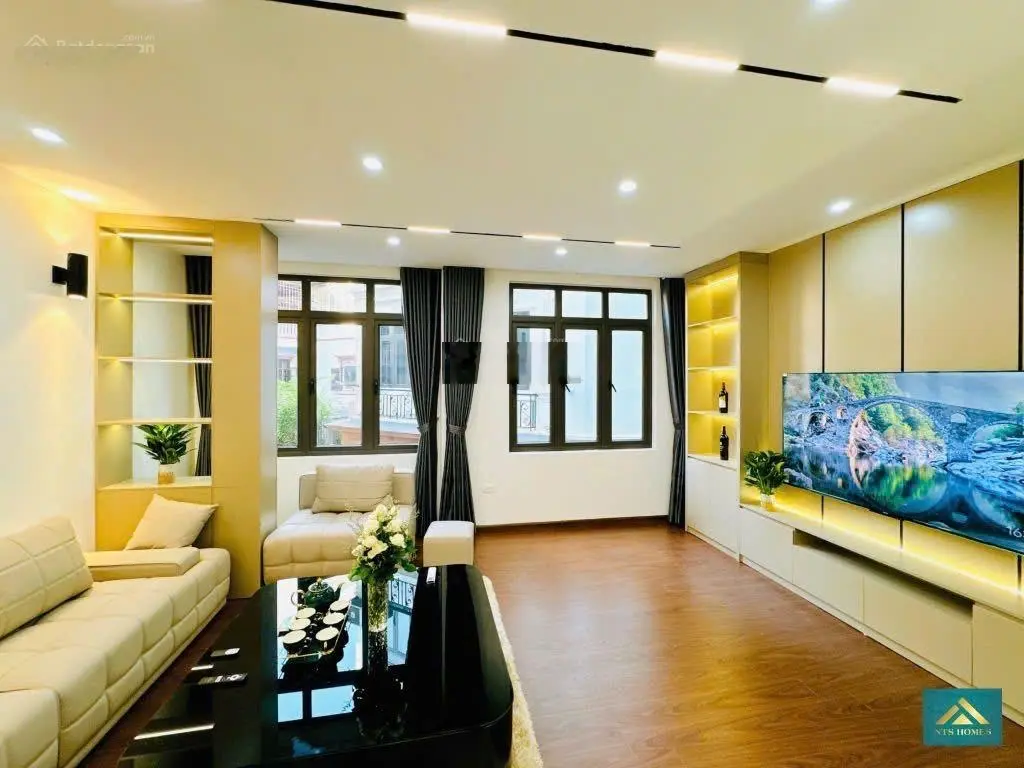VIP Hoàng Cầu -TT Đống Đa - phân lô - gara oto - lô góc 2 thoáng- gần hồ - kinh doanh bất chấp-chốt