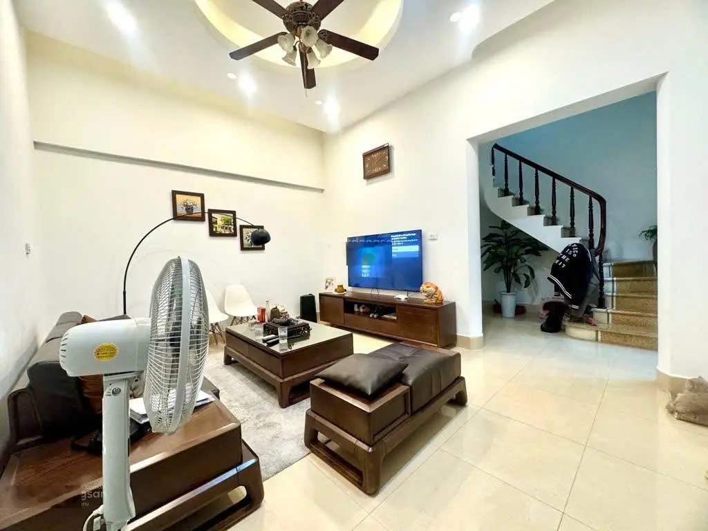 Bán nhà Phố Hoàng Mai 65m2, MT 9m, lô góc 2 thoáng, sổ vuông giá nhỉnh 11 tỷ