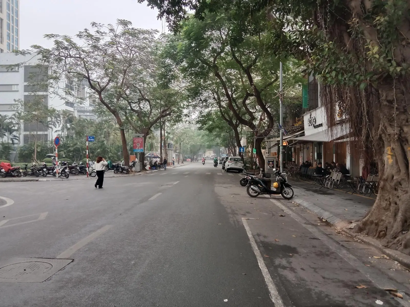 Bán nhà mặt phố dt gần 30m2 trên sổ ,mt 6.8m kinh doanh dòng tiền cực khủng 150 triệu / tháng.
