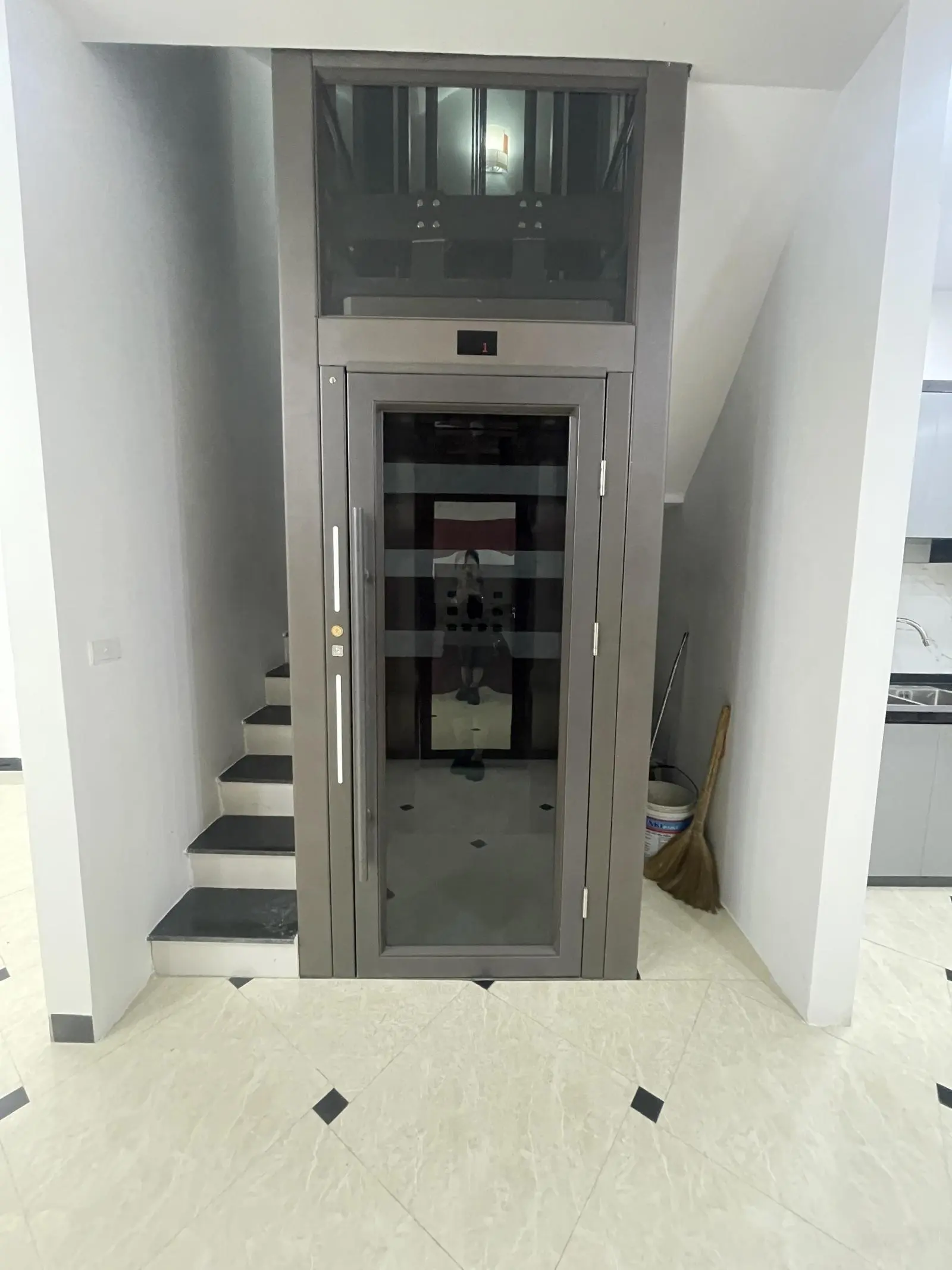 Chính chủ nhờ bán gấp nhà nguyễn cao 6 tầng thang máy chỉ 10 m ra ô tô đỗ.