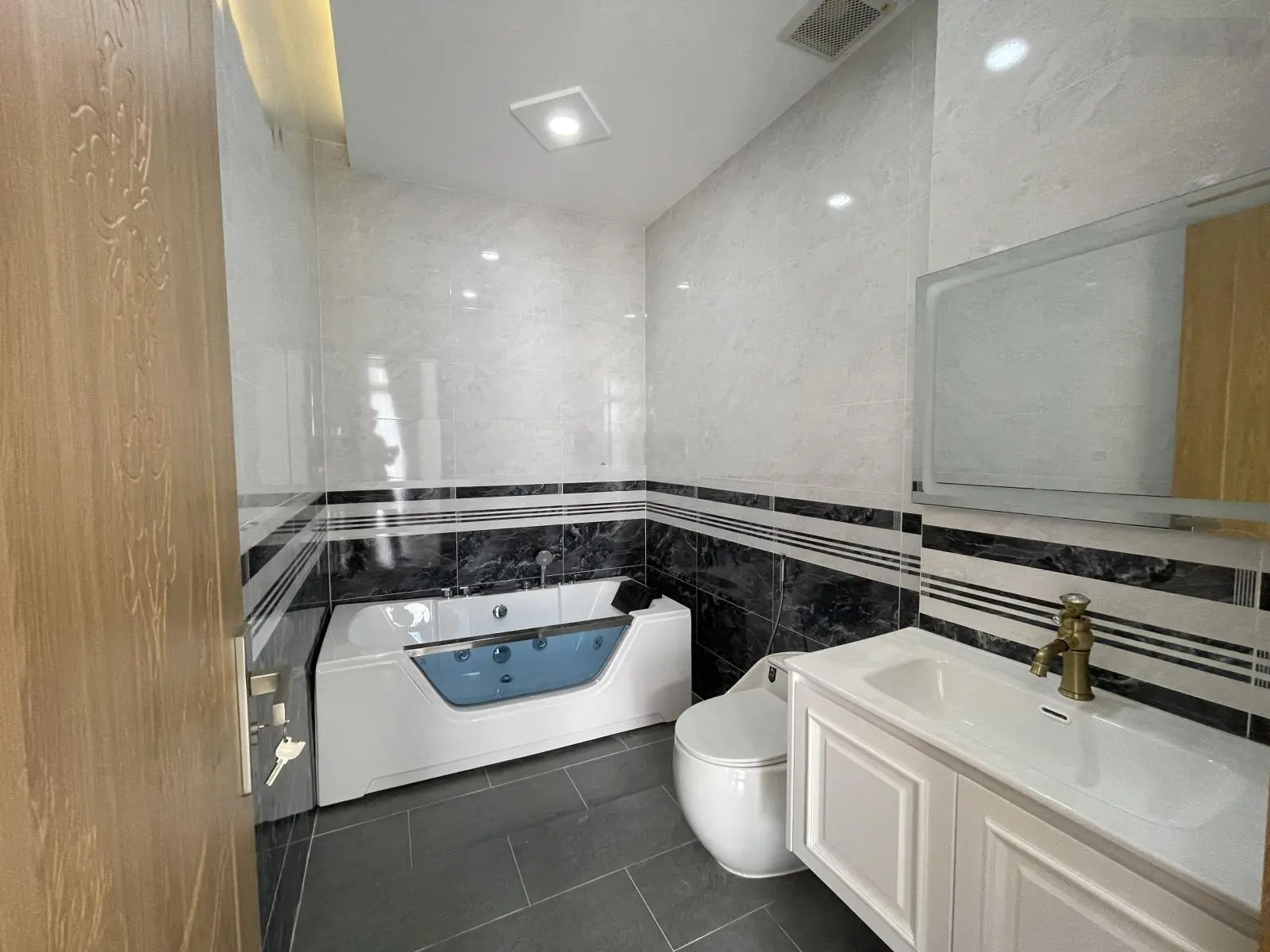 Bán gấp căn biệt thự tân cổ điển 3 tầng - chỉ 9 tỷ 500 triệu - nội thất cao cấp, vào ở ngay