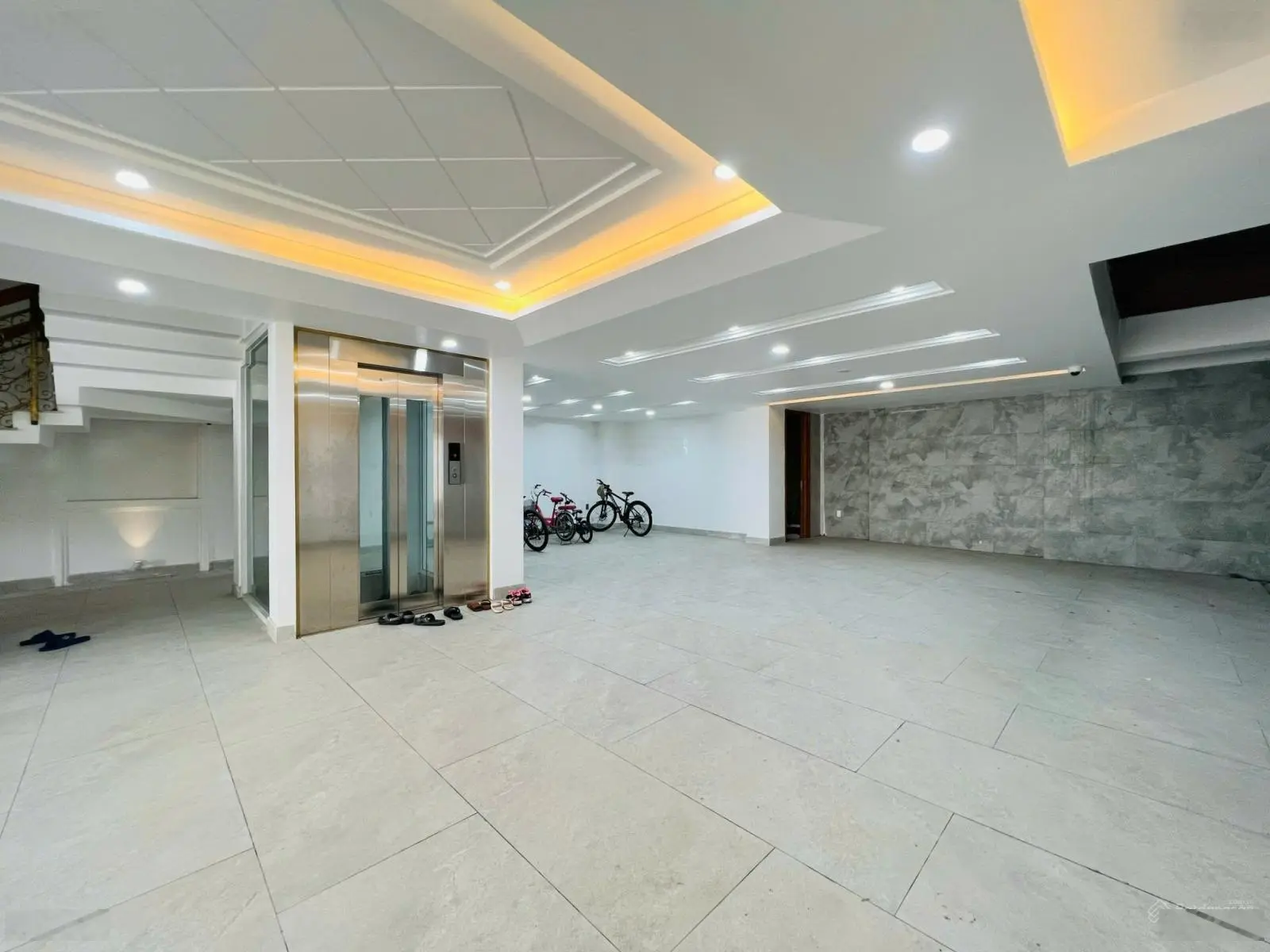 Bán dinh thự 4 lầu diện tích gần 1000m2 mặt tiền kinh doanh đối diện TTTM Emart Phan Huy Ích