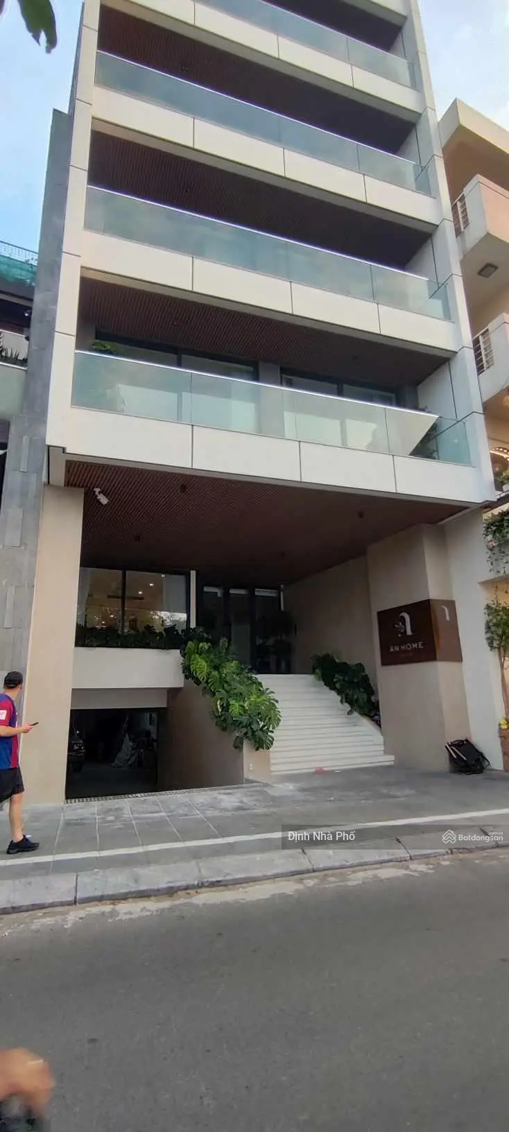 Bán tòa 7T MP Nguyễn Đình Thi, ôm trọn view Hồ Tây 128m2 MT 8.7m - vị trí đắc địa cho thuê 330tr/th