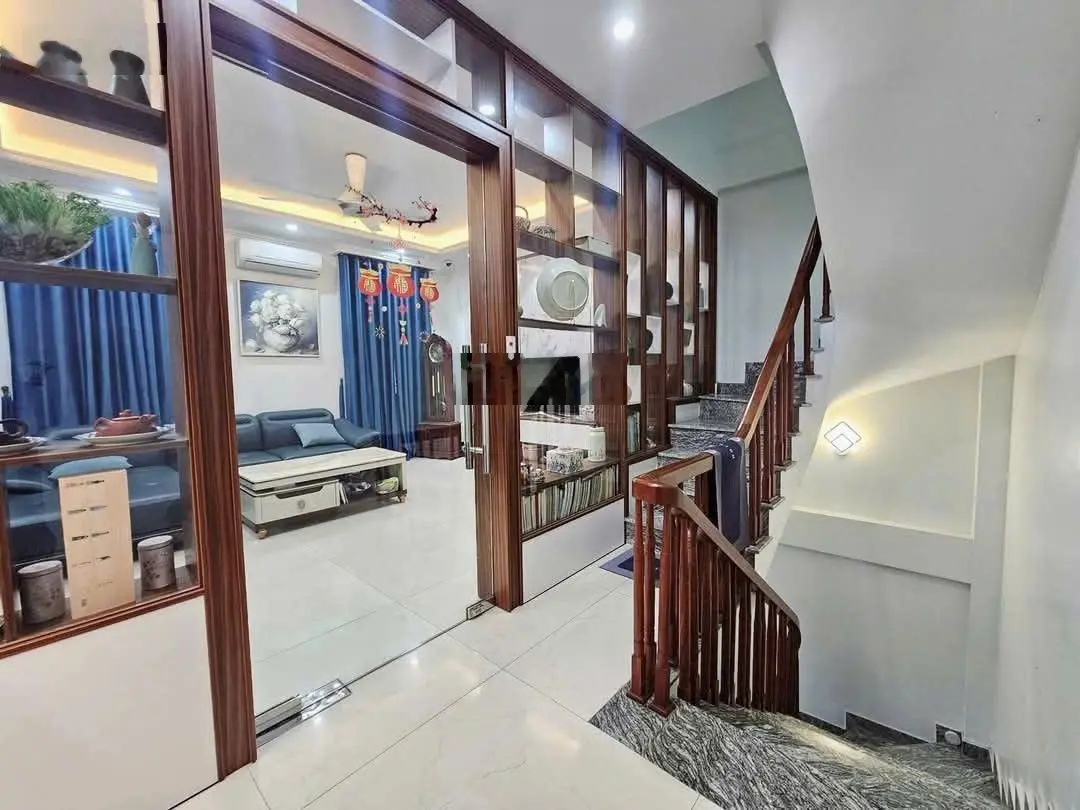 Nhỉnh 12 Tỷ Nhà 6 Tầng Oto vào nhà, Cách Phố 1 Nhà, Lô góc, Trung Tâm Cầu Giấy