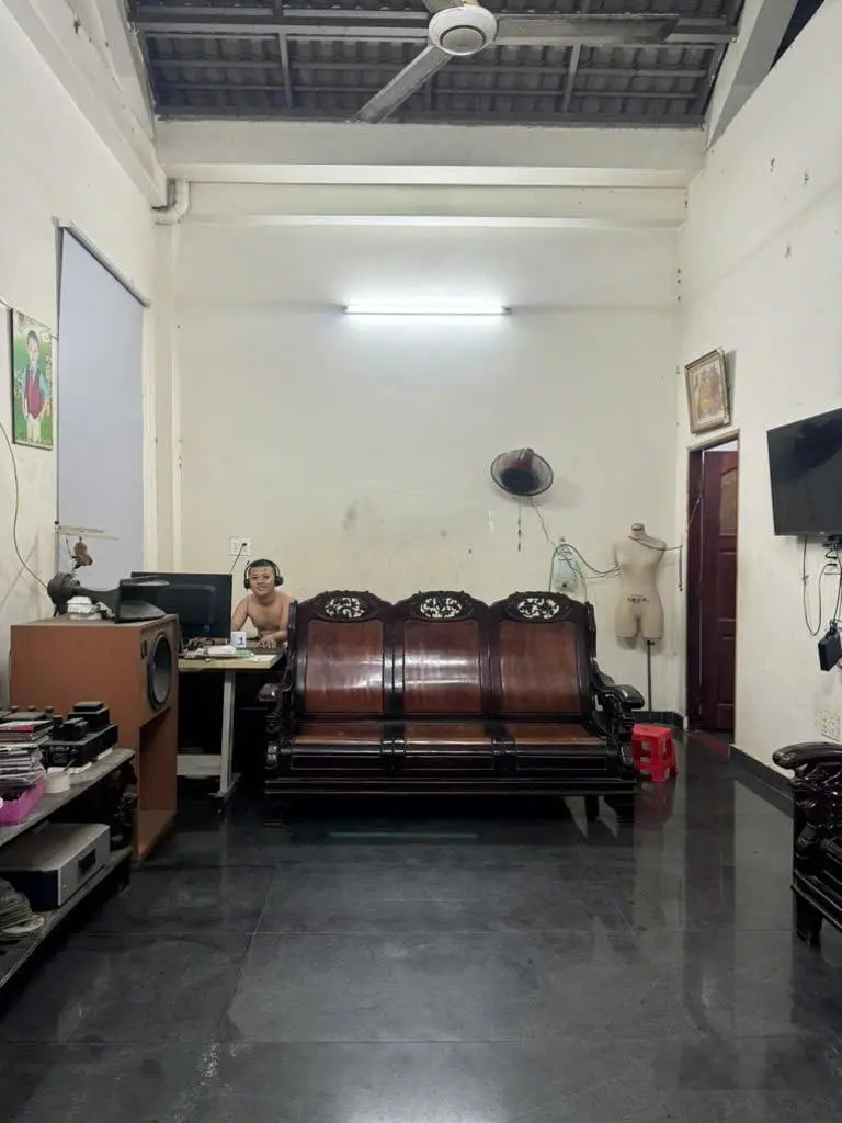 Nhà ngon kiểu biệt thự 135m2 (10x13,5m). Đường nhựa 5m, sân đậu 2 XH. Sổ hồng, không QH. Chỉ 6,6 tỷ