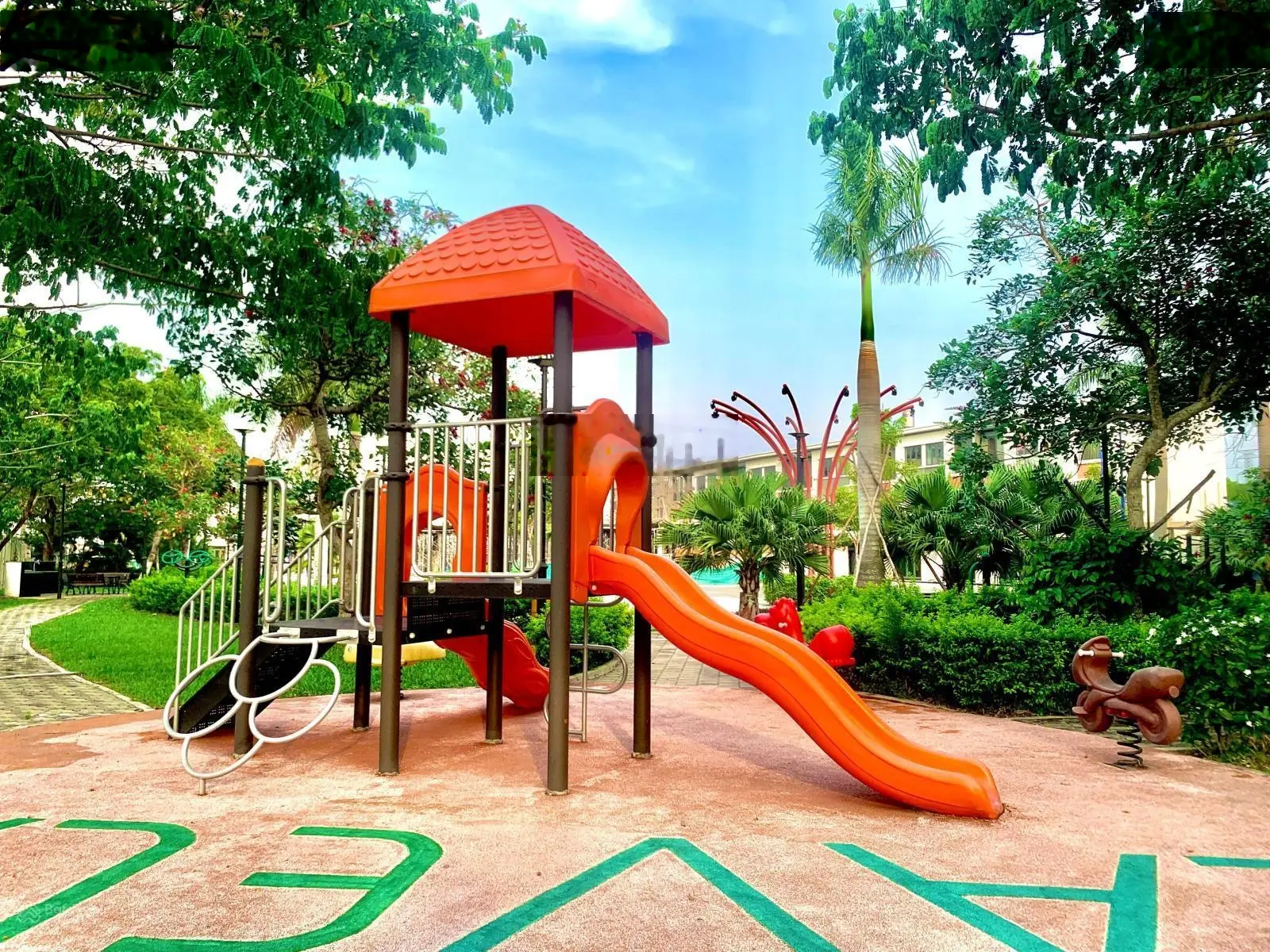 Bán nhà phố đẹp 1 trệt, 2 lầu, 3 PN, 3 WC và sân vườn đường DT743 giá 3 tỷ 3 TL