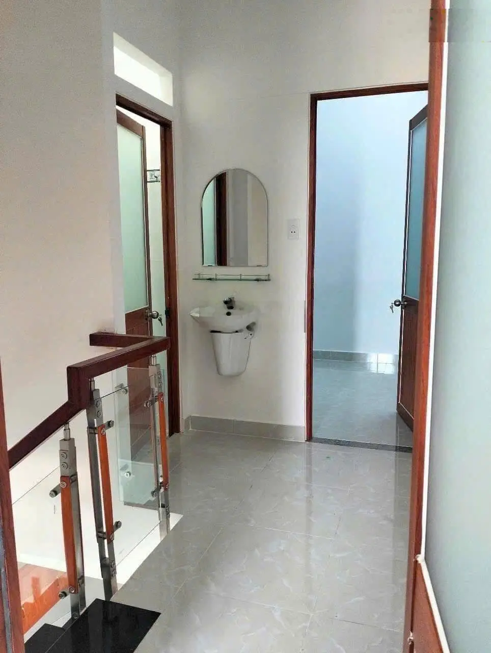 Nhà mới rất đẹp 1 trệt 1 lầu 4mx10m đường 5m ô tô đỗ cửa ngay chợ đình ủy ban xã mỹ hạnh bắc