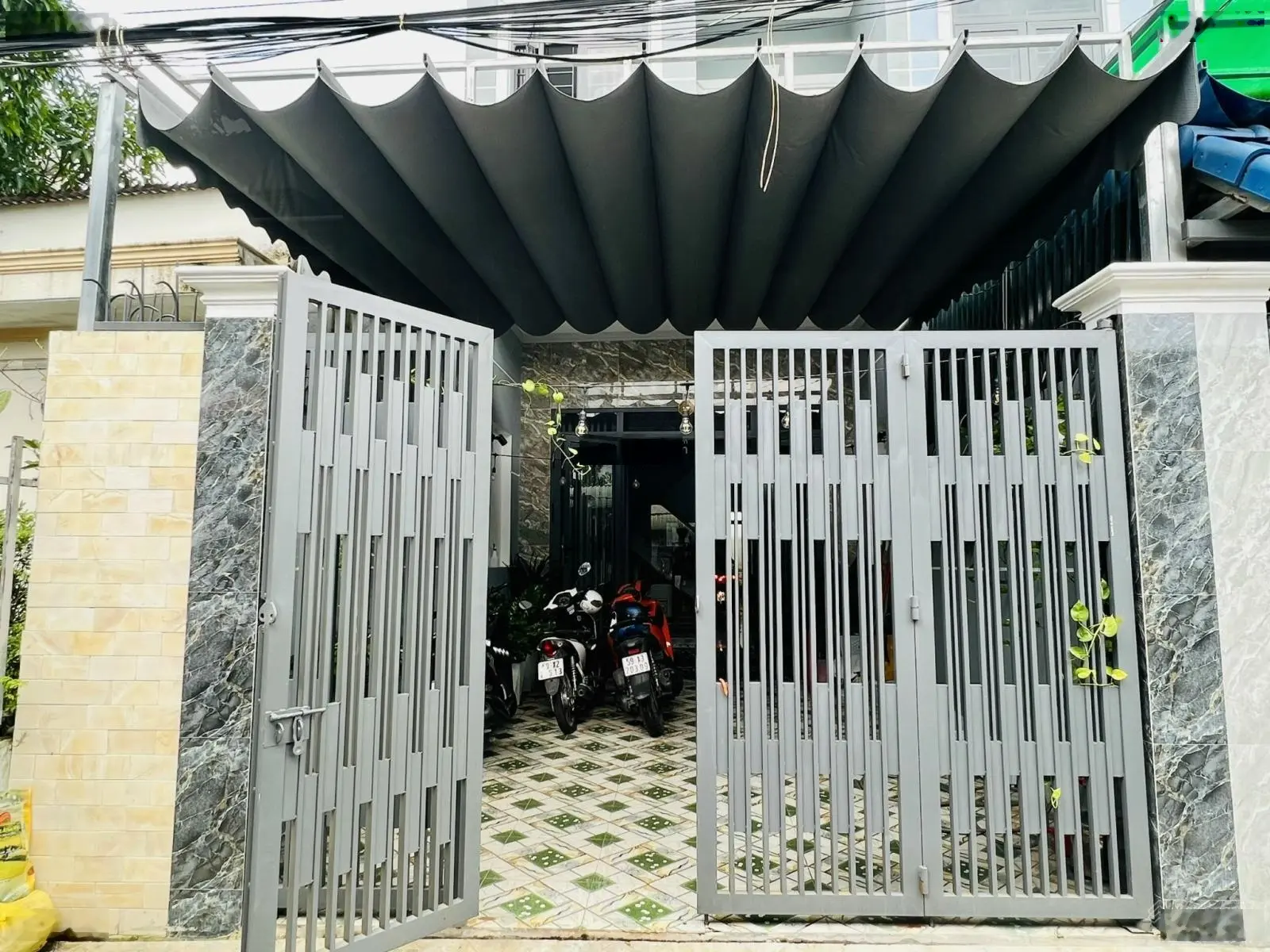 Cần bán căn nhà mới, 1 trệt 1 lầu gần chợ, hồ bơi Phương Nam. Sổ riêng thổ cư giá chỉ 2 tỷ 850