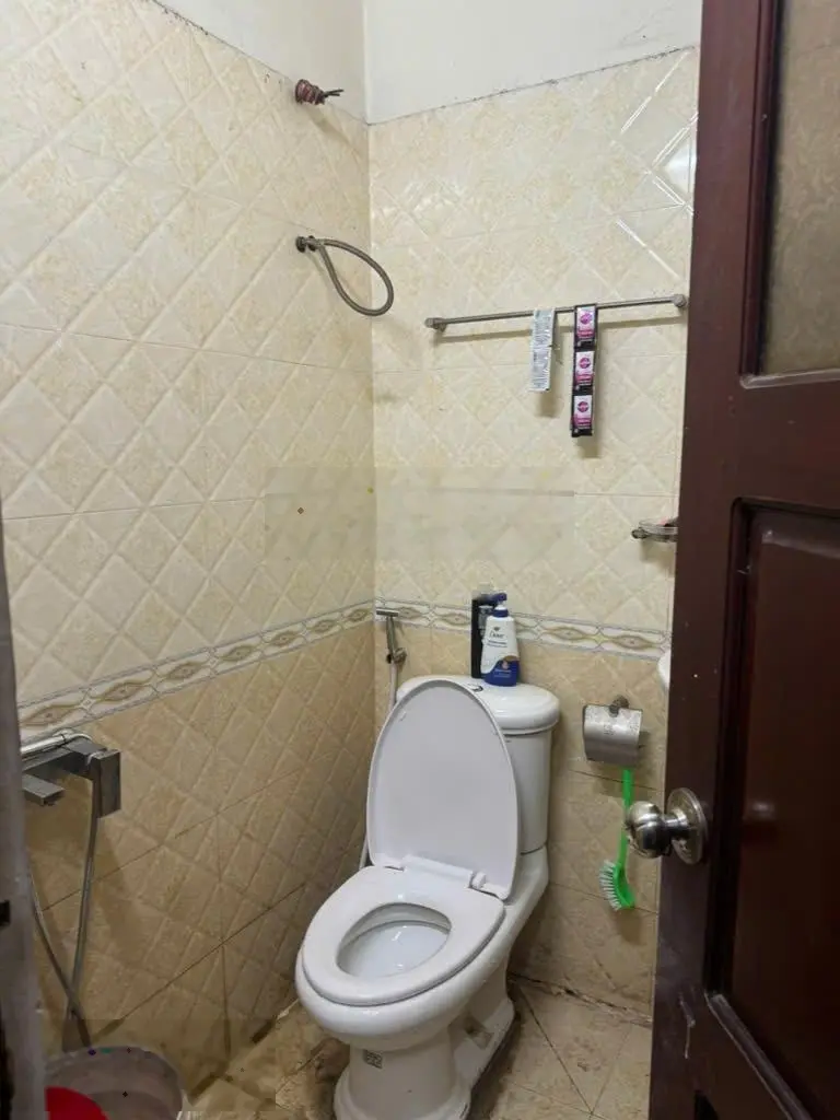 Nhà ngon kiểu biệt thự 135m2 (10x13,5m). Đường nhựa 5m, sân đậu 2 XH. Sổ hồng, không QH. Chỉ 6,6 tỷ