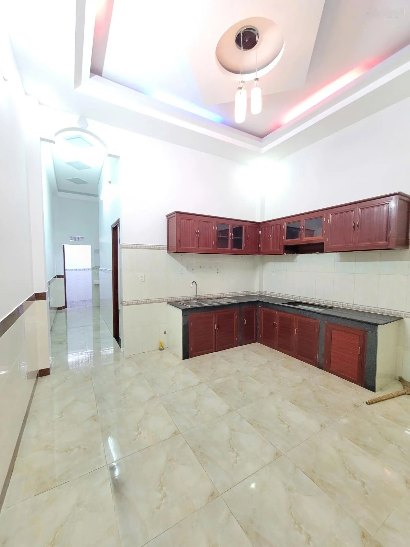 Nhà sổ hồng riêng có phòng ngủ dưới, đường rộng 5m