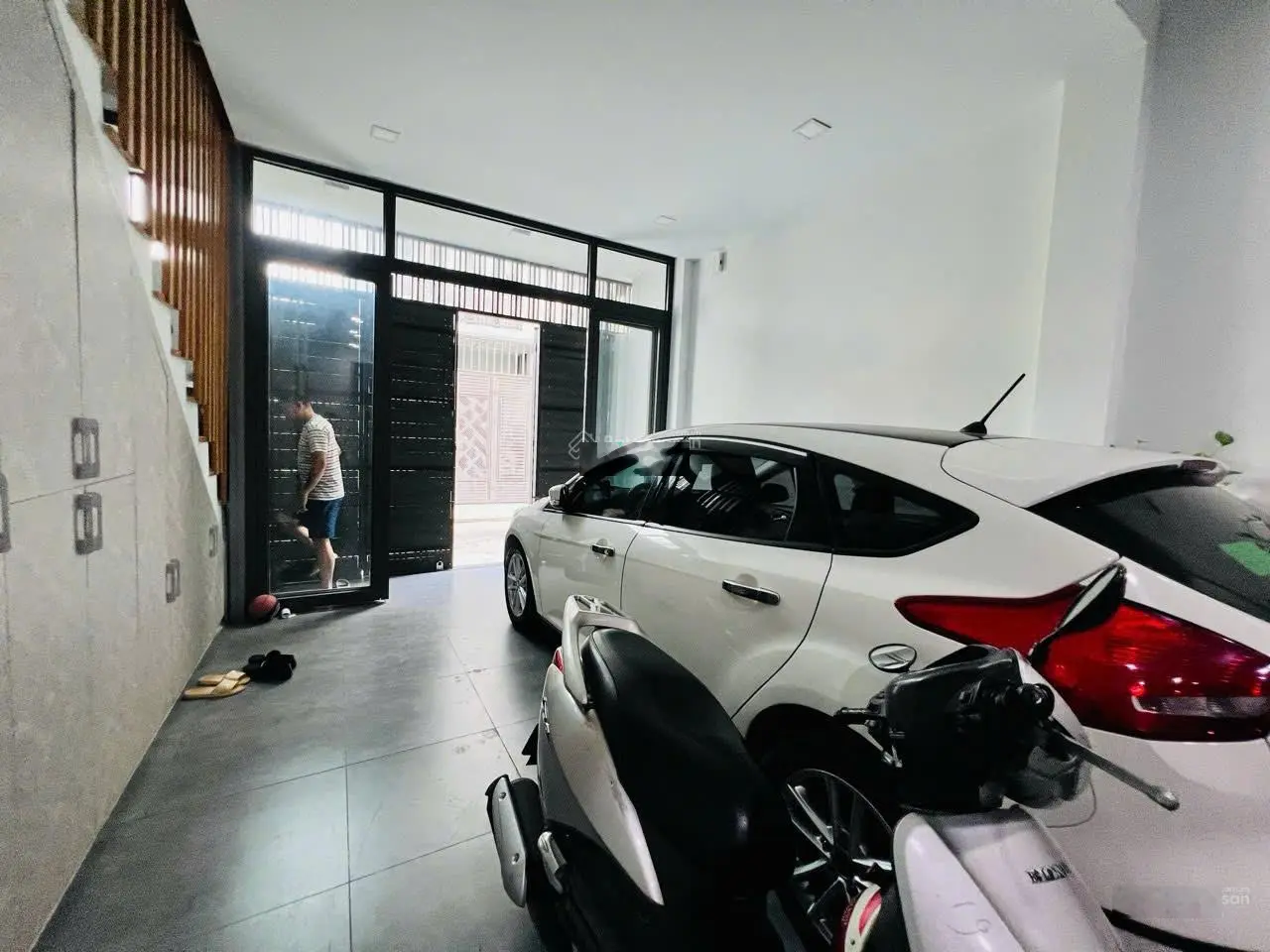 Nhà thiết kế hiện đại XD Kiên cố 1T2L + sân thượng Đ. Cây Keo p. Tam Phú gồm 3PN 3WC + sân đậu oto