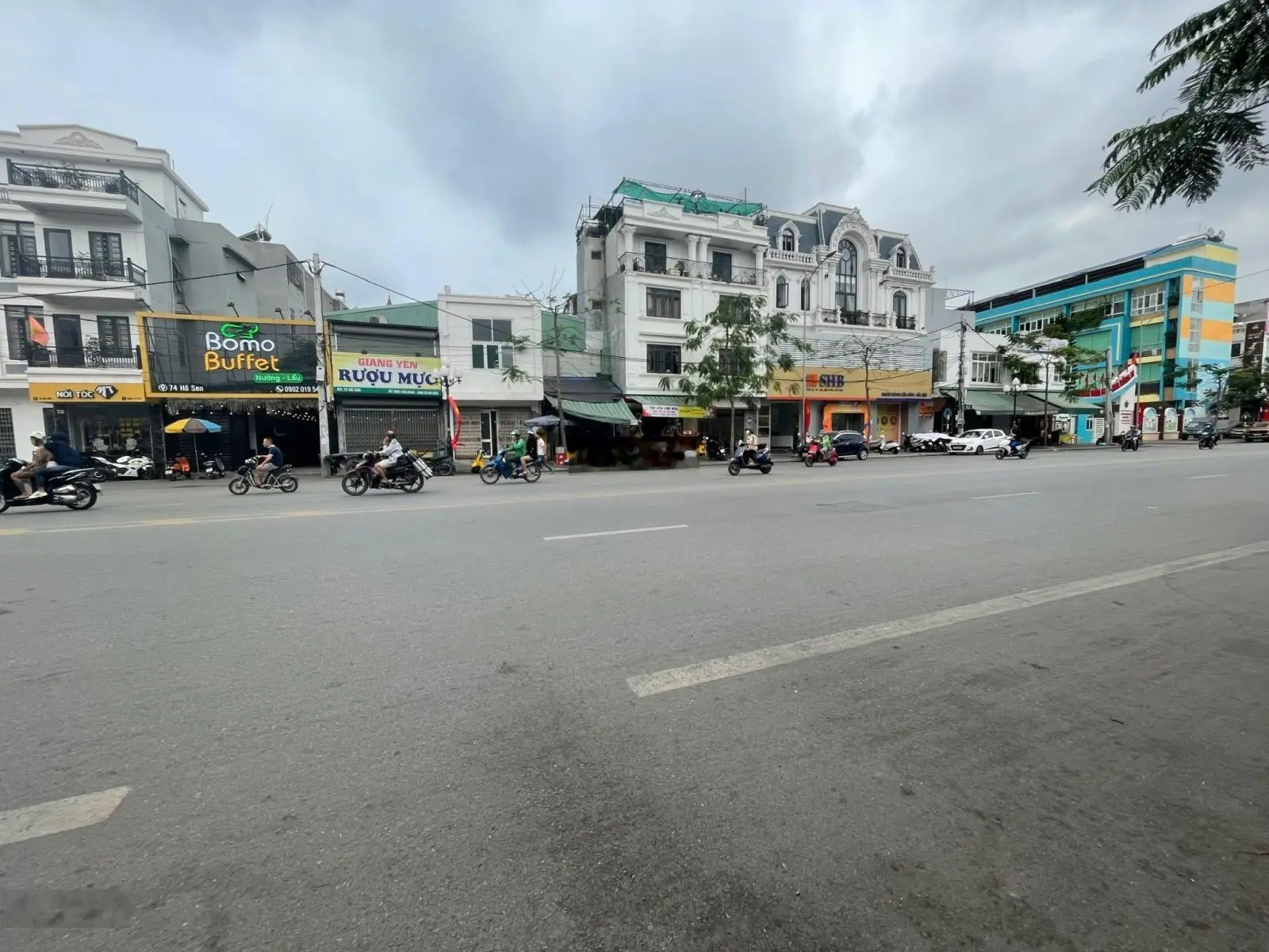 Nhà Mặt Đường Hồ Sen, Đoạn Sầm Uất Nhất, Hơn 60m2, Ngang Gần 4.5m, Vỉa Hè Rộng, Giá 15.5 tỷ