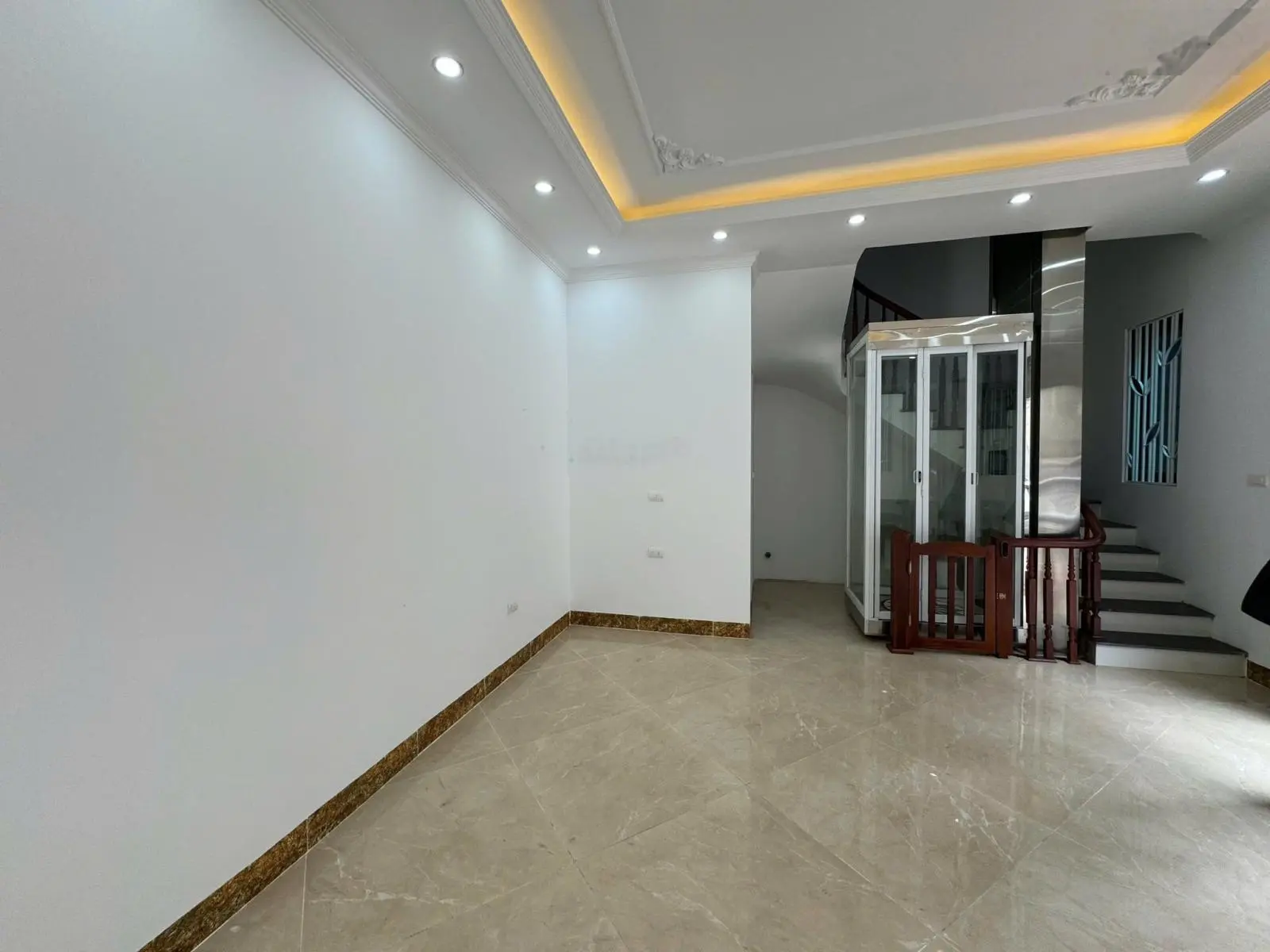 Bán nhà riêng tại Lê Trọng Tấn, 9,5 tỷ, 33m2,sử dụng 49m, 4PN + 4WC,ô tô vào tận cửa, Thang Máy xịn