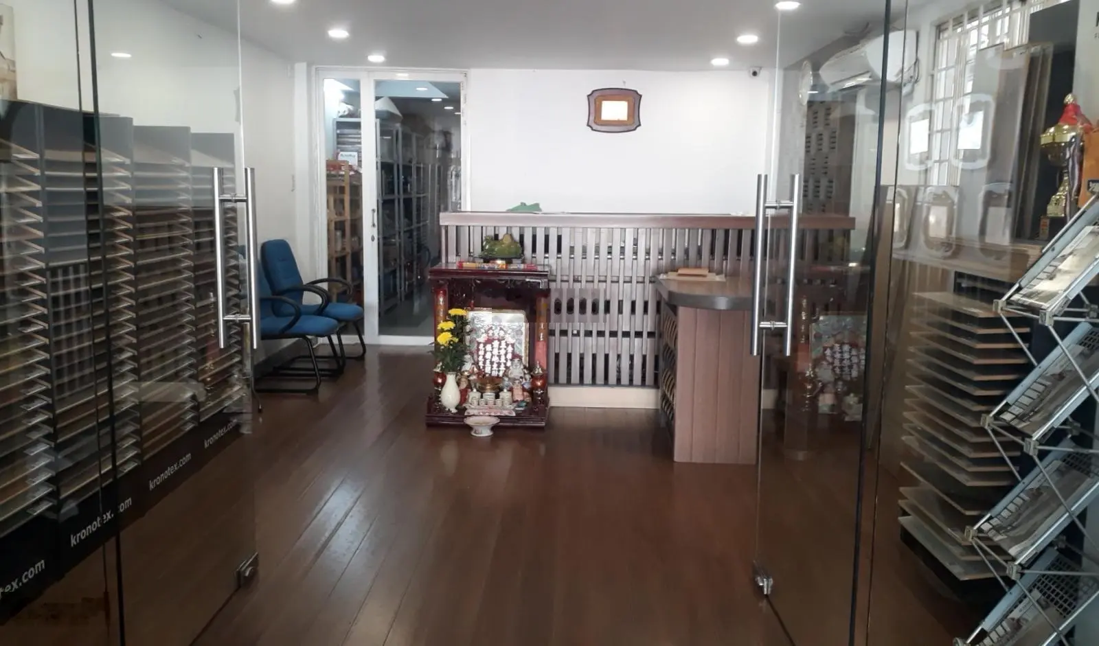 Bán nhà mặt phố 4 tầng 1 lửng, 3 mặt thoáng, vị trí kinh doanh đỉnh cao Tô Hiến Thành, Quận 10! HCM