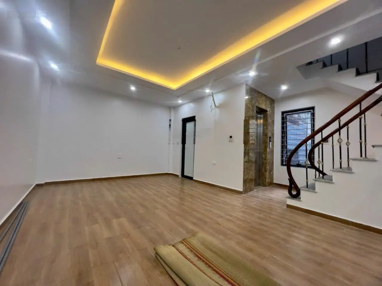 Cần bán nhà riêng phố Thái Hà 40m 6 Tg MT 5,2m chỉ 10 tỷ thang máy 30m ô tô full nội thất.