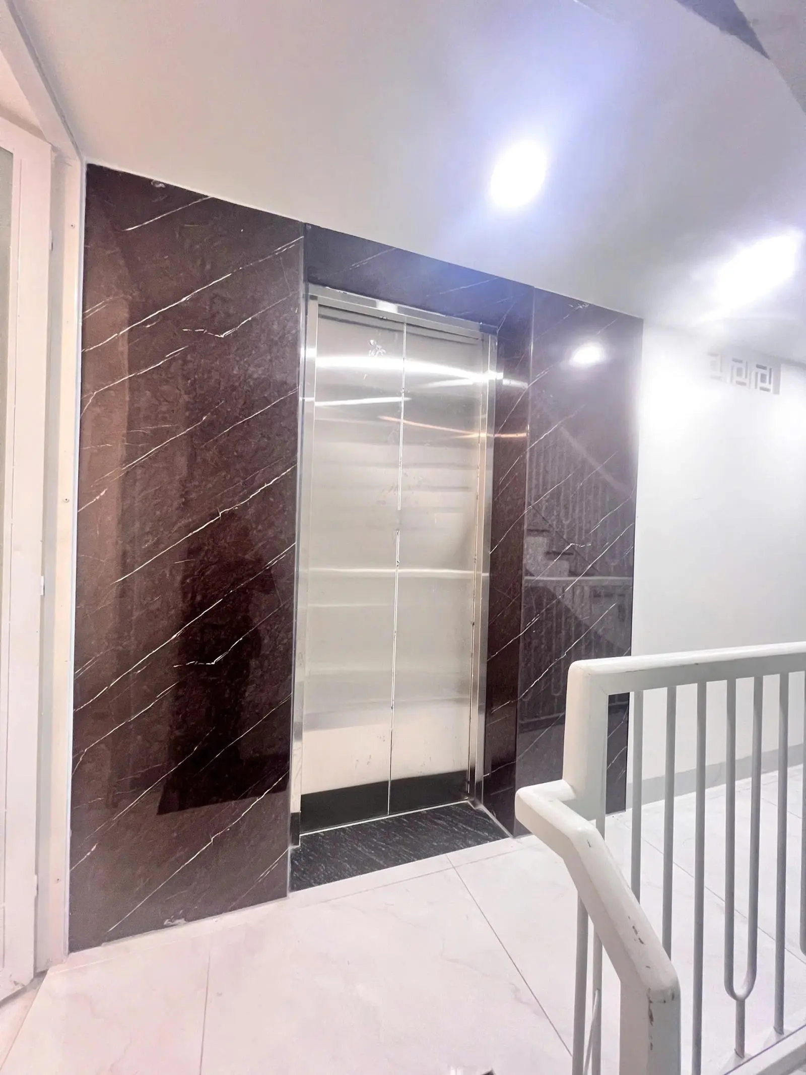 Xe Hơi Trong Nhà,Ngay Vòng Xoay Ng Tri Phương,Ngang 4m,6Tầng,5PN,Thang Máy