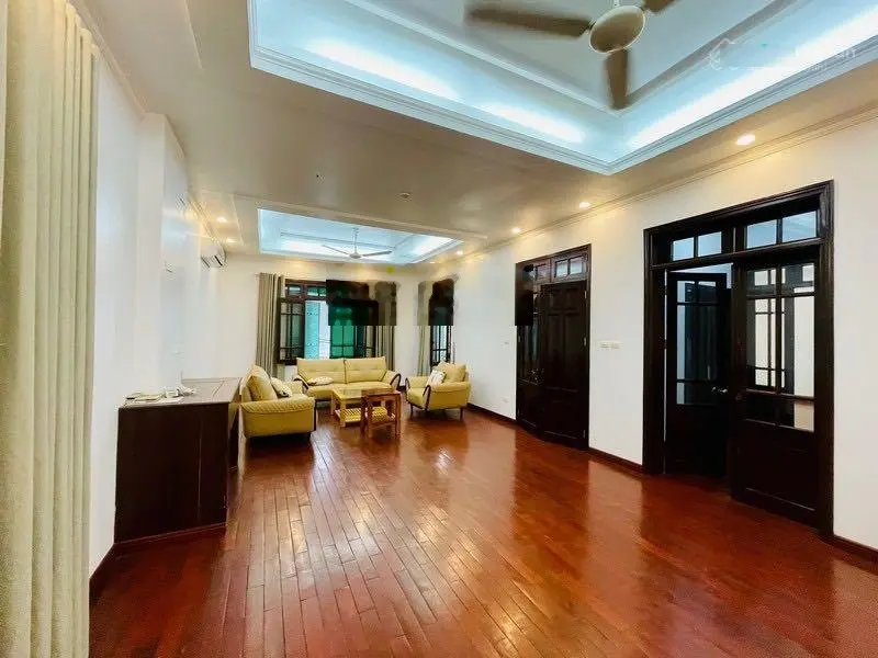 Biệt thự đẹp bể bơi sân vườn Hồ Tây bán, xe hơi 7 chỗ đỗ trong nhà. Biệt thự chất lượng cao