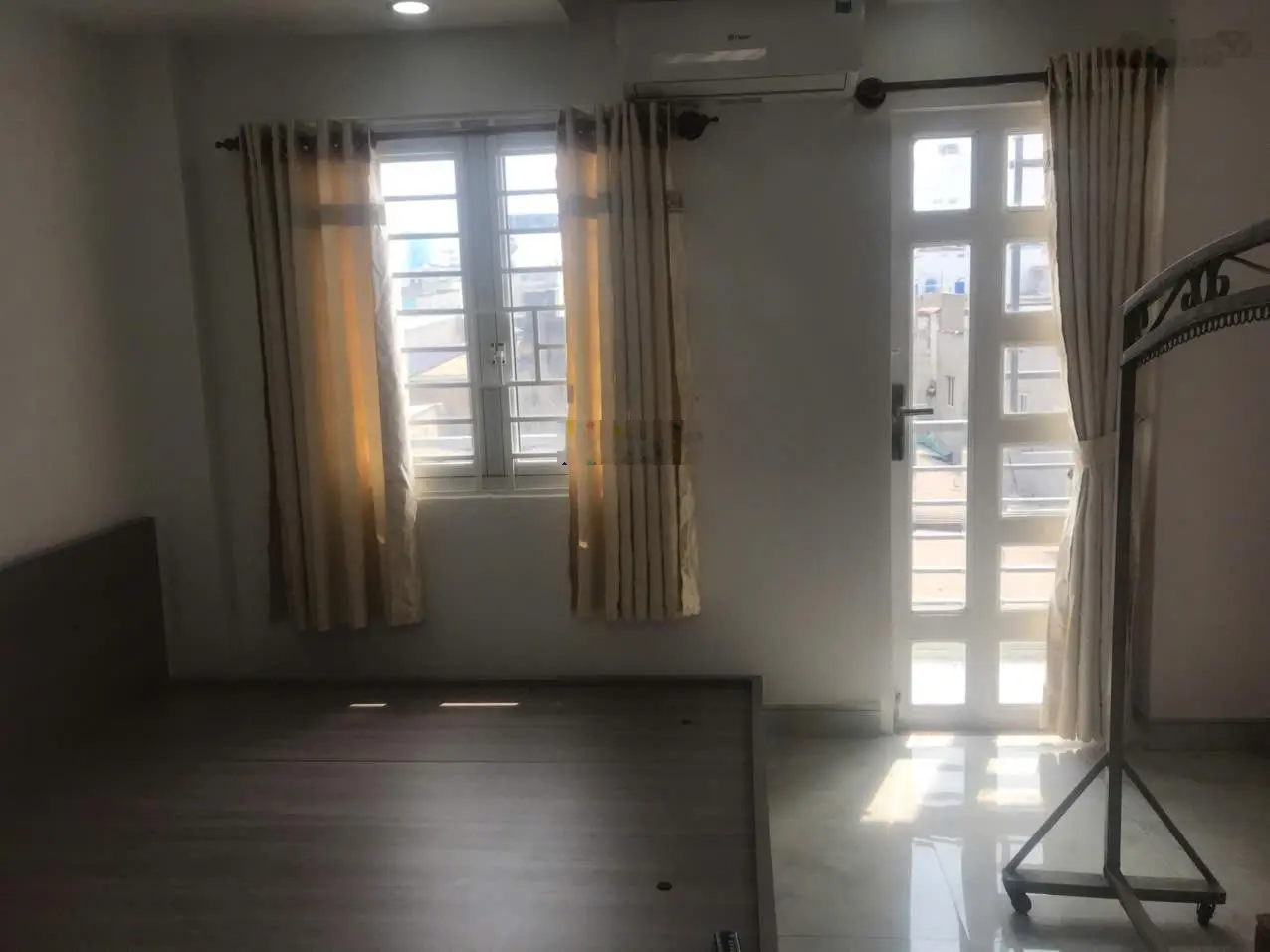 Nhà 2 lầu hẻm thông 3.5m kế bên đường Nguyễn Sỹ Sách, gần chợ Tân Trụ; Tặng hết nội thất, sổ sẵn