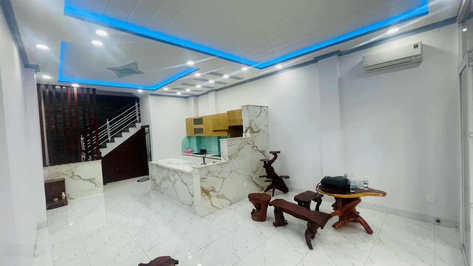 Hạ giá 400 triệu bán nhà mặt tiền đường rộng 13m - vừa ở vừa kinh doanh - cách biển chỉ 3 đi xe
