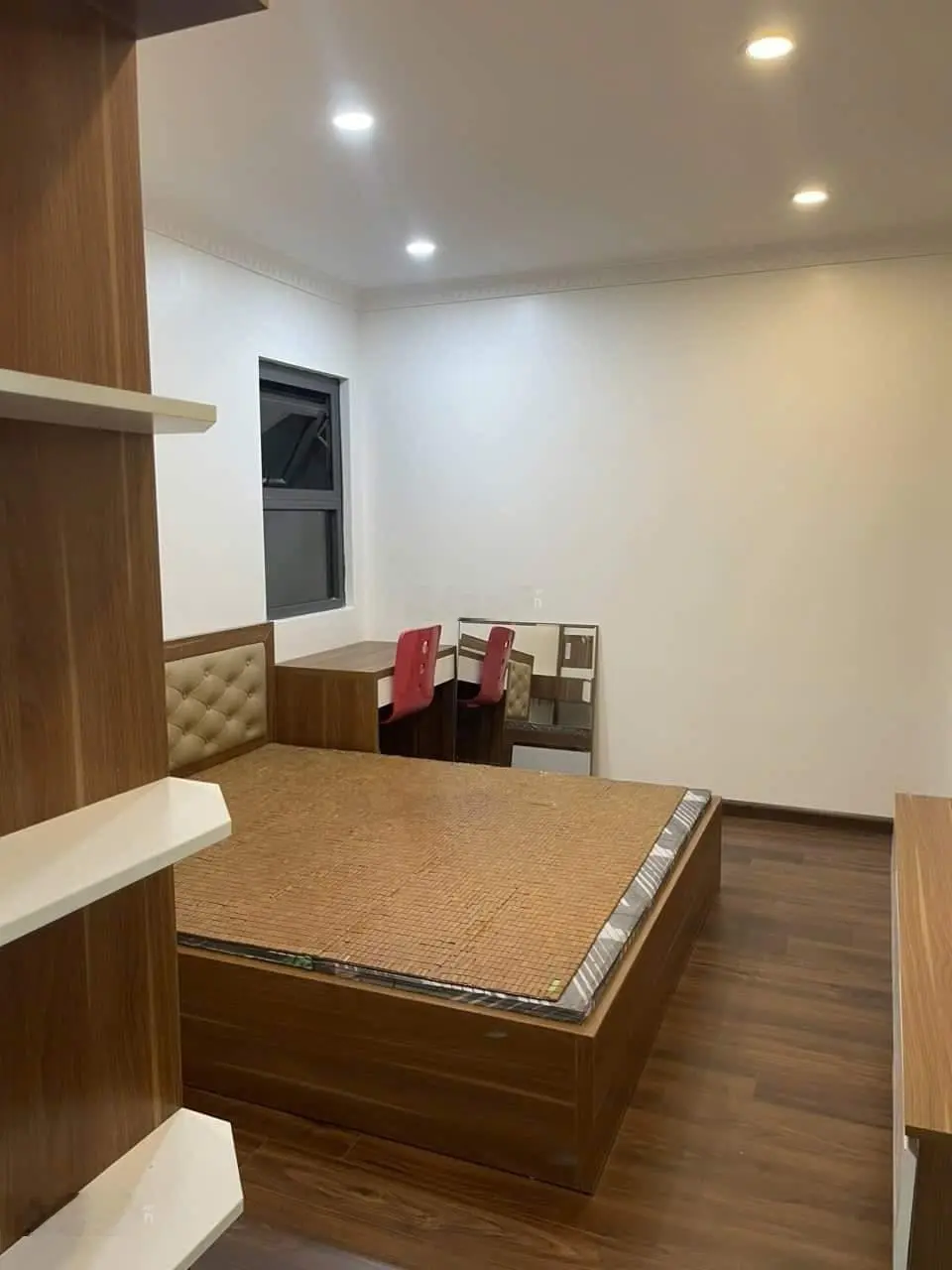 Cần bán gấp căn hộ 2 phòng ngủ tầng trung, ban công Đông Nam thoáng mát. Giá rẻ nhất thị trường.