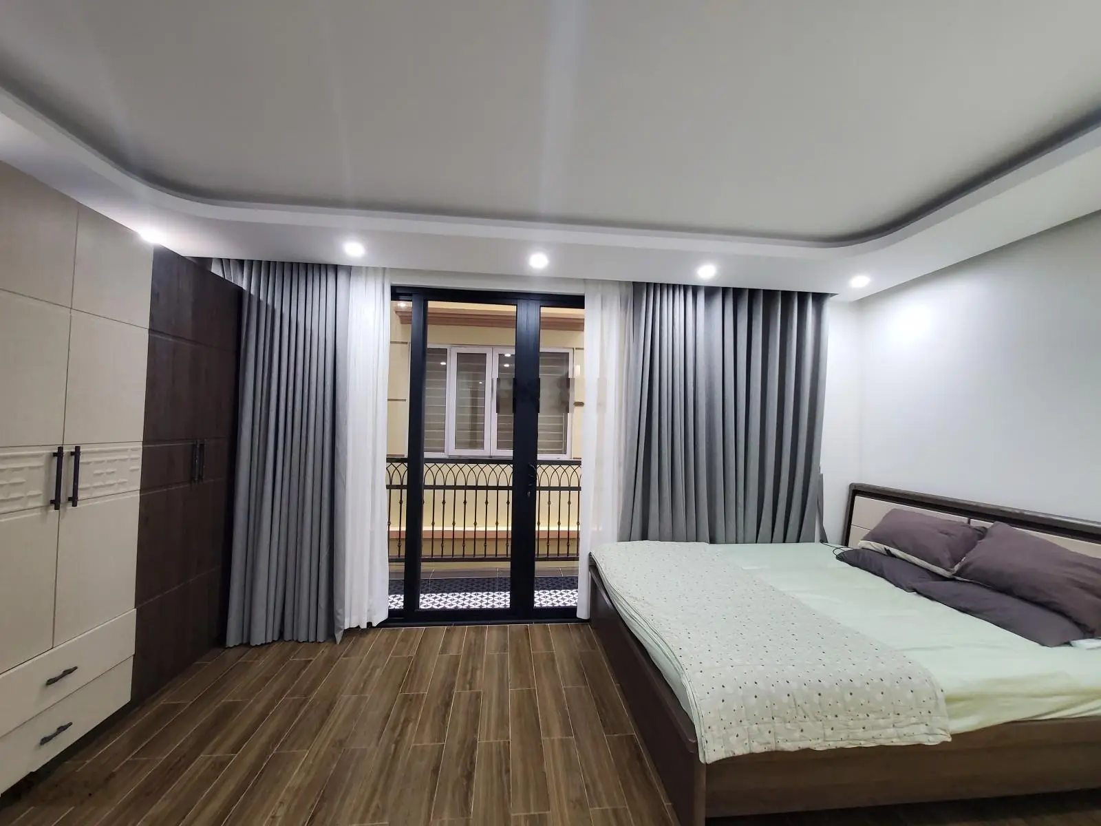 Gấp gấp Nhà riêng phố Vũ Ngọc Phan 50m 5Tg MT 4m chỉ 14,9 tỷ lô góc ôtô KD sầm uất.