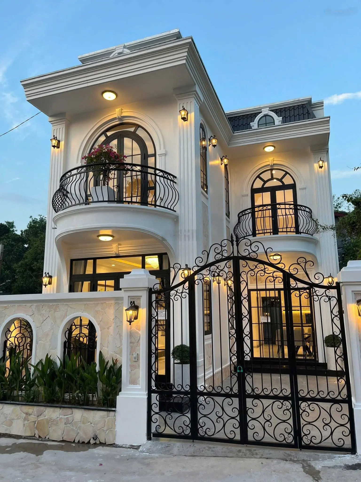 Nhà 2 tầng Full nội thất xịn xò thiết kế theo phong cách Tân Cổ Điển