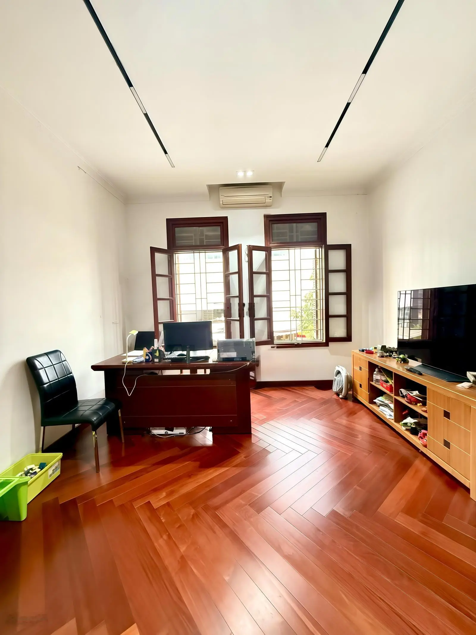 Bán nhà gần phố Khuất Duy Tiến 55m2*5T,MT 4.2m,gara oto,2thoáng,kinh doanh,10m ra phố, giá 18.3tỷ.