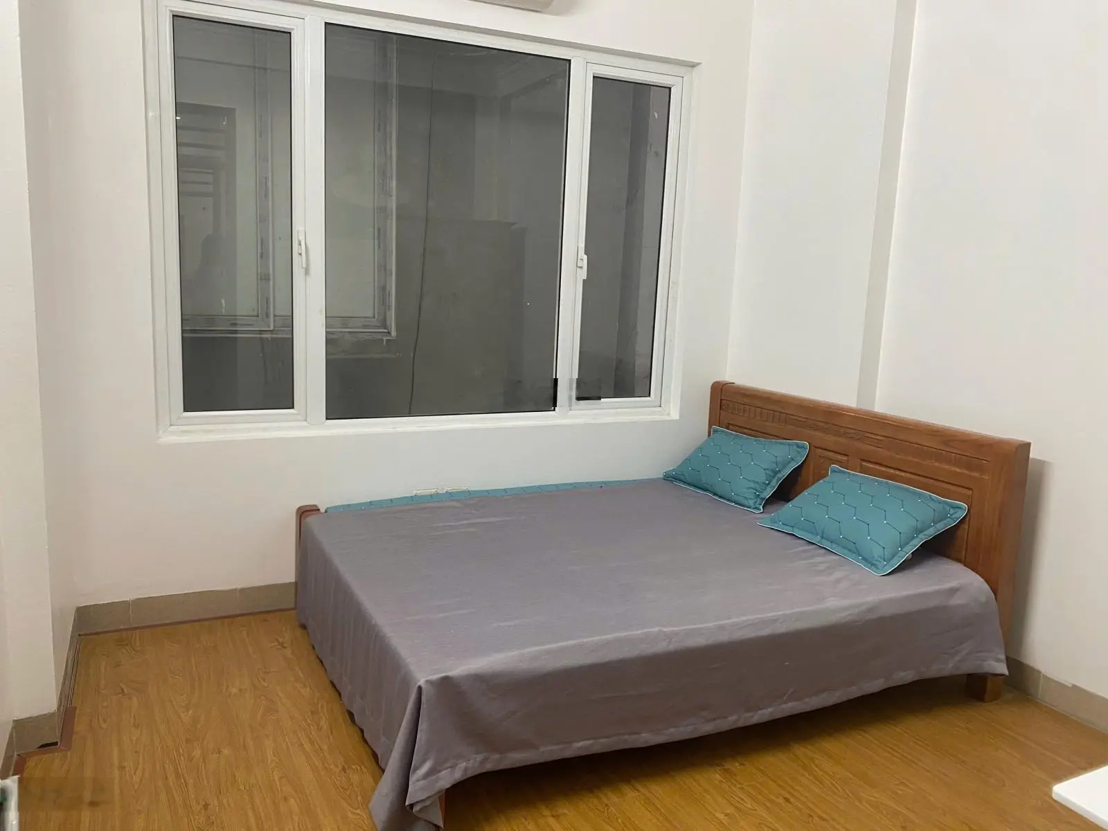 Bán gấp nhà riêng phố Dịch Vọng Hậu, 10 tỷ, 36m2, giá cực rẻ, gần phố, ôtô cạnh nhà