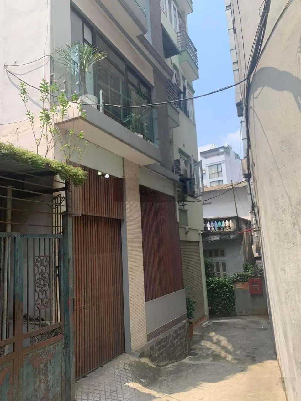 Giáp Trịnh Công Sơn, Tây Hồ - Nhà 50m2 x 4 Tầng, 1 nhà ra phố, Ô tô, ngõ nông, thoáng. Chỉ 9.5 Tỷ.
