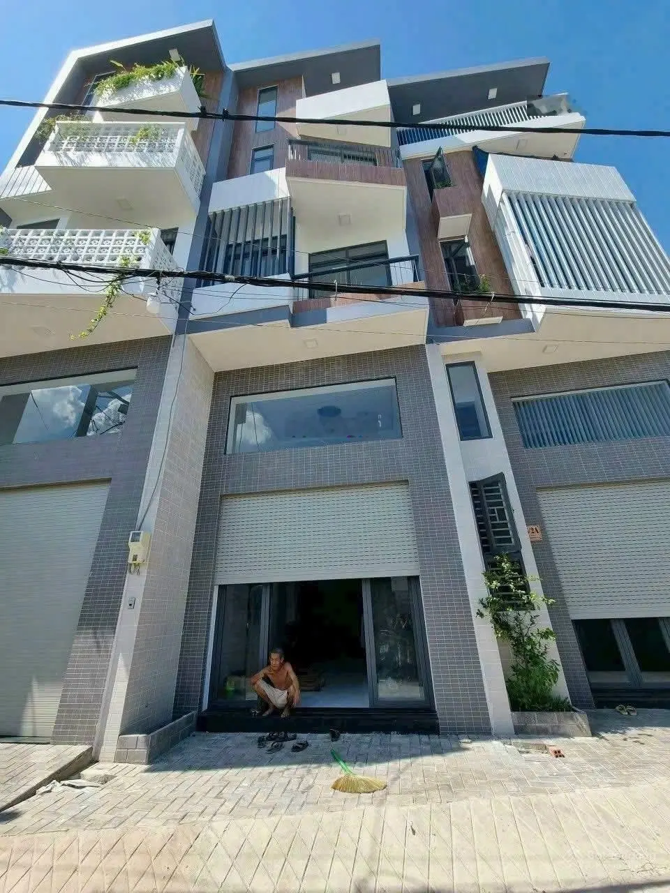 Nhà 4 lầu siêu đẹp, 5pn! Full nt xịn xò! Xe hơi ngủ trong nhà, Vị trí đẹp tuyệt!