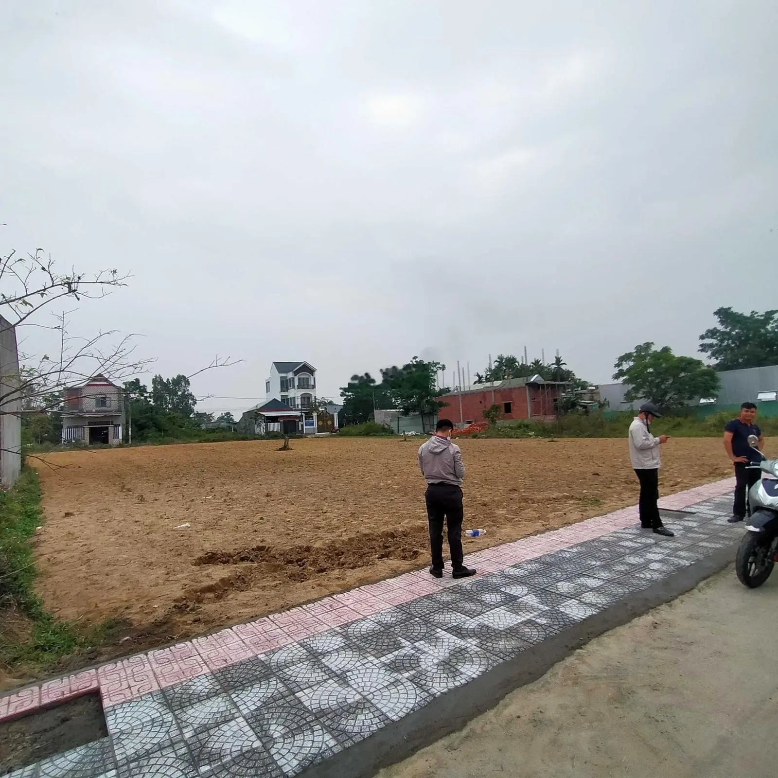 Bán 3 lô mới tách thửa. Sẵn sổ đỏ. Đường mở rộng 8m. Full thổ cư. Cách Cầu Rồng 15 phút. Giá 590tr