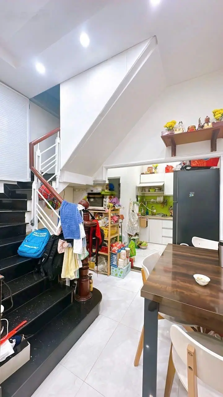 Bán nhà mặt tiền đường số, 4 tầng, DT 4x8m, xe hơi đỗ cửa, phường 4 Quận 4