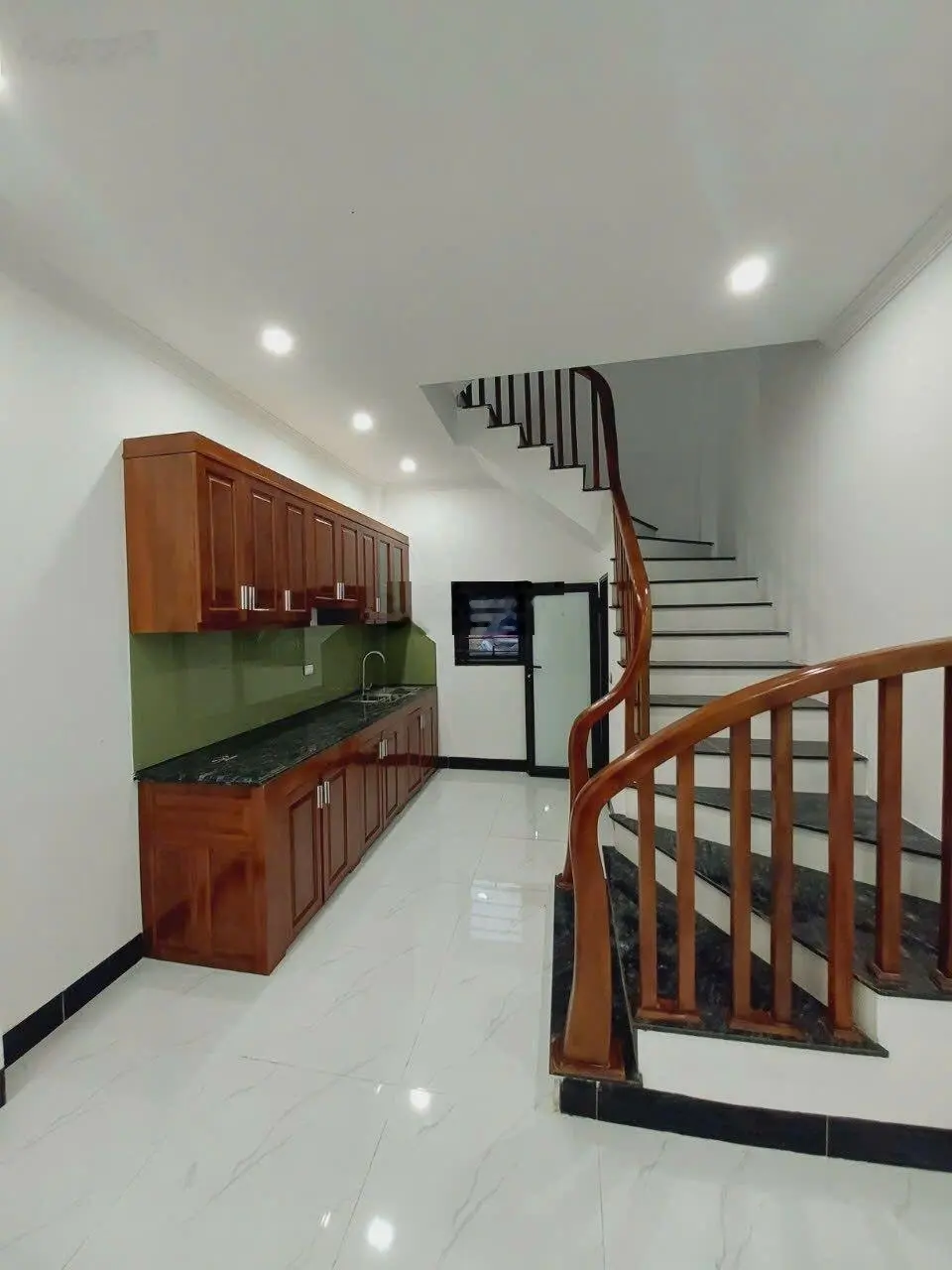3 tỷ nhà như hình 36m xây 5 tầng ô tô lùi cửa cách 5m ra ô tô tránh, kinh doanh sầm uất
